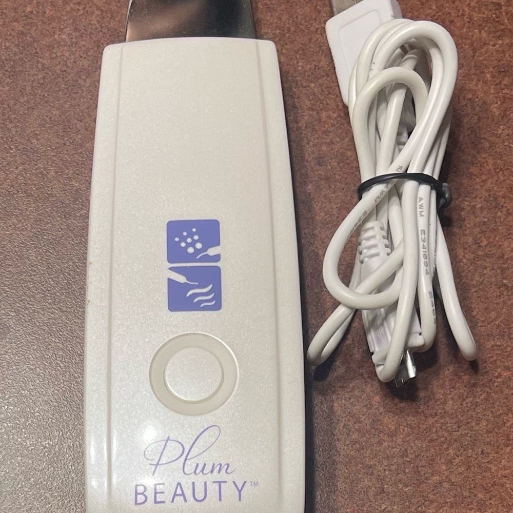 White Ultrasonic Skin Spatula - Gentle Exfoliation & Cleansing